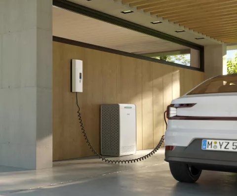 SENEC.Home Stromspeicher mit SENEC.Wallbox premium beim Laden eines E-Autos